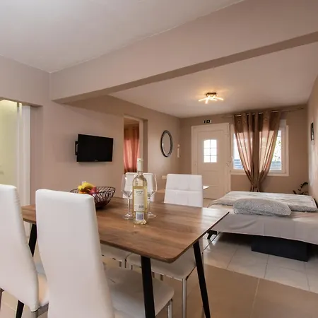 Avli * Néos Marmarás